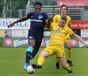 Das Hinspiel gegen Hertha BSC II gewann der VfB Auerbach am 26. September 2021 in der heimischen Arena mit 3:2. Im Bild ein Zweikampf von Philipp Müller (rechts) gegen den Berliner Christalino Atemona.