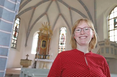 Pfarrerin Maria-Theresia Kaiser in der frisch sanierten Kirche von Langhennersdorf. 