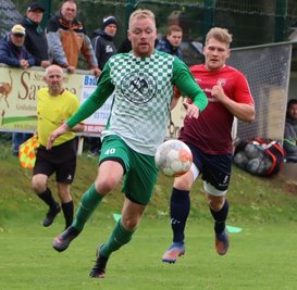 Wieder gefangen: Die Langhennersdorfer um Erik Pomp (v.), hier gegen Marc Schreiber, feierten am Sonntag einen 2:1-Heimsieg. 