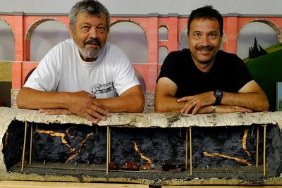Modellbahnanlage im Baumstamm. Bastler Mike Döbereiner (rechts) und Karl-Heinz Meyer vom Rollbockverein im Museum Lok-Schuppen. 