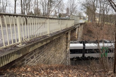 Notwendig sind Arbeiten am Mauerwerk und an den Betonflächen der Widerlager der Brücke.