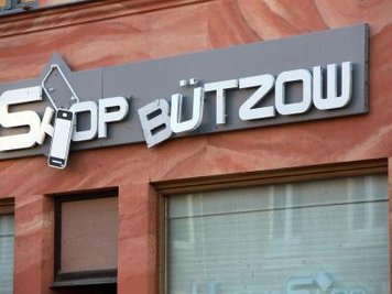 Die Kleinstadt Bützow in Mecklenburg-Vorpommern wurde von dem Tornado schwer getroffen. Die Hauptstraße wie auch die gesamte Innenstadt ist stark verwüstet.