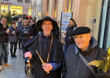 Meister und Schüler. Wolfgang Richter übergibt die Nachtwächterei bald an Hannes Reinhold - Schnappschuss bei einer von Zahnarzt Jörg Schaller für sein Team gebuchten Führung durch das weihnachtliche Reichenbach.