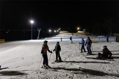 Der Liftbetrieb am Schießberg in Crottendorf soll am Mittwoch, 17 Uhr starten. Betrieben wird die Anlage vom örtlichen Wintersportverein.