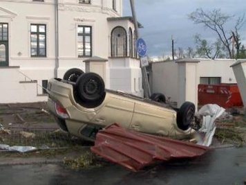Nach dem Sturm: Ein Auto liegt in Bützow auf dem Dach.