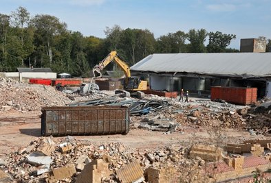 Auf dem Gelände zwischen Äußerer Crimmitschauer Straße und Wilhelm-Wunderlich-Park verschwindet die Drews-Brache. Dafür werden rund 1,1 Millionen Euro mehr als bisher geplant benötigt. 