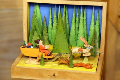 Flachschnitzereien sind das Steckenpferd der erzgebirgischen Firma Emil Helbig. Die Ausstellung zu der über 90-jährigen Tradition wird durch einen Vortrag am Samstag im Tietz begleitet.