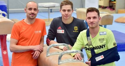 Unter Anleitung ihres Trainers Sven Kwiatkowski visieren die Chemnitzer Turner Ivan Rittschik und Andreas Bretschneider (v. l.), der vor wenigen an der linken Schulter operiert wurde, die Weltmeisterschaft im Oktober an.