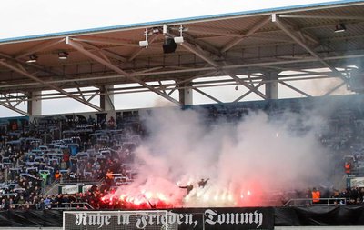 Laut Mitteilung des CFC sei die Gruppierung Kaotic Chemnitz Urheber der Ereignisse vom 9. März dieses Jahres, als im Stadion an der Gellerststraße eine offizielle Trauerminute für einen verstorbenen Ex-Neonazi abgehalten wurde.