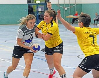 Gegen ihr Ex-Team aus Plauen-Oberlosa traf Langenhessens Nena Mühlmann (links) am Samstag gleich sechs Mal. Mit vier Toren in Folge am Ende der ersten Halbzeit sorgte sie für eine Vorentscheidung. 