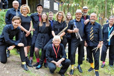 Die Gründer der Brass Socks bei der Premiere 2020. Links vorn der Chef Niklas Liebscher, 4. von rechts Ulrich Schimmack. 