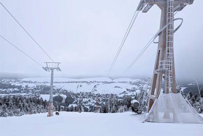 Blick vom Fichtelberg am Montagvormittag. Um weiteren Kunstschnee zu produzieren, war es da gerade zu warm.