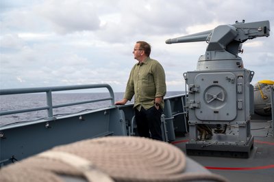 Verteidigungsminister Boris Pistorius (SPD) steht auf der deutschen Fregatte „Baden-Württemberg“, die an der Großübung Rimpac im Pazifik beteiligt ist.