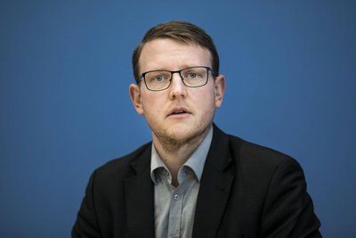 Der Jenaer Soziologe Prof. Dr. Matthias Quent wirft der Rednerin einen Missbrauch wissenschaftlicher Argumente vor. Er warnt eindringlich davor, dass kommunale Einrichtungen derartigen Positionen eine Bühne geben, da dies eine gefährliche „institutionelle Legitimationswirkung“ erzeuge.