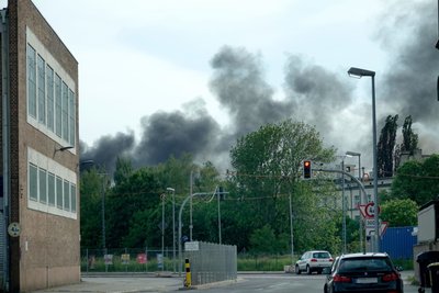 Zum Brand einer Industriebrache ist die Feuerwehr am Donnerstagabend nach Altchemnitz ausgerückt.