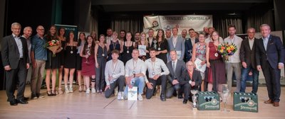 Bei der Ehrung der Mannschaften wurde es wie immer eng auf der Bühne der Musikhalle Markneukirchen. Dazu kam diesmal, dass sich hinter den Volleyballerinnen des SV 04 Oberlosa und dem Inklusions-Tanzpaar Patricia Schramm/Daniel Pausch vom SV Fortuna Auerbach die Fußballer des VFC Plauen und die Volleyballer des VSV Oelsnitz den dritten Platz teilten.