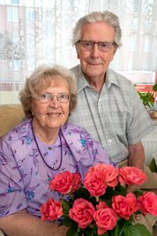 Über den Strauß Rosen, den Hildegard Christoph von ihrem Mann Heinz wöchentlich geschenkt bekommt, freut sie sich auch nach 70 Ehejahren jedes Mal aufs Neue. 