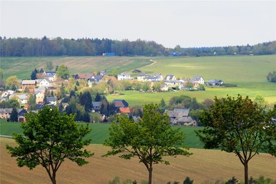 Hinter den Häusern von Schönbrunn wird kein Solarpark gebaut.