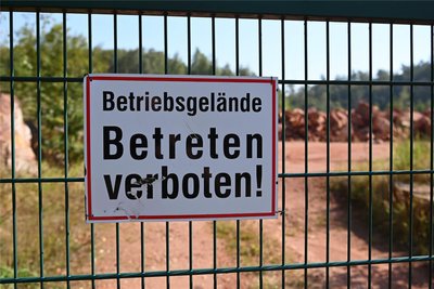 Das Betreten des Steinbruchs auf dem Rochlitzer Berg ist verboten, weil auf dem Areal Porphyr abgebaut wird.