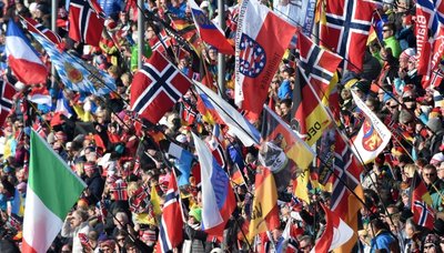  Über 50.000 Zuschauer strömten am Sonnabend und Sonntag noch einmal auf den Holmenkollen und verwandelten das Stadion in einen Hexenkessel. Aber auch an der Strecke im Wald standen die Fans - unter ihnen norwegische Ex-Stars wie die zweifache Biathlon-Olympiasiegerin Tora Berger - dicht an dicht, feuerten die Athleten an und ließen es sich am Lagerfeuer bei Würstchen, Snacks sowie diversen Getränken gutgehen. 