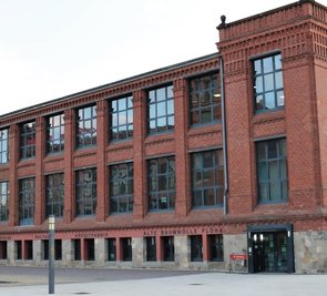 Der Wasserbau beherbergt den Stadtsaal, die Bibliothek sowie Vereinsräume. Die erste Etage wird zum Bürgerservicezentrum umgebaut. 