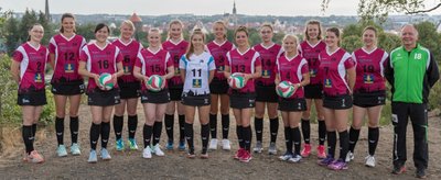 Sie gehen künftig für Freiberg in der Sachsenklasse ans Netz: Die Volleyballerinnen des SV Siltronic mit Olesja Kostenko, Saskia Heinrich, Nancy Tang, Linda Schreiter, Tina Schulze, Josephine Pajung, Josefina Bayer, Sabrina Salzer, Sandra Hartmann, Pauline Bayer, Sharleen Leichsenring, Hanna Skovgaard-Sörensen, Emma Wetzel und Johanna Abraham (v. l.), rechts Trainer Dietmar Schulze. 