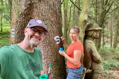 Oliver und Dagmar Hach beim Markieren der Wanderwege nahe Mulda. Zum ersten Mal entsteht ein durchgängig markierter Wanderweg vom Muldaer Ortskern nach Blockhausen. Zur Sternwanderung am 10. August wird dort eine der vier Routen verlaufen.