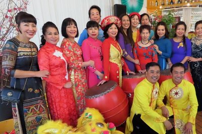 Die Mitglieder des Vereins der Vietnamesen empfingen in traditionellen Gewändern ihre Gäste im Kulturzentrum.