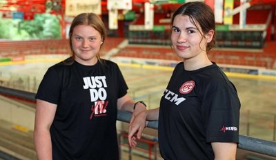 Anastasia Gruß (links) und Leni Schmidt vom ETC Crimmitschau gehören zur U-18-Eishockey-Nationalmannschaft. 