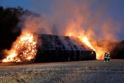 500 Strohballen standen auf einem Feld an der Eubaer Straße in Flammen.