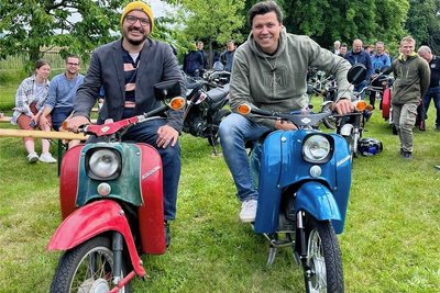 Die Organisatoren des Moped-Gottesdienstes in Großschirma: Lars Böttcher aus Gornau und Justus Geilhufe.