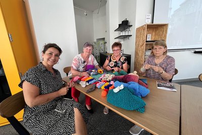 Katrin Jaritz (links) ist froh, dass das Häkel-Café von Ilona Drasch (2. v .l.) weiterhin bestehen bleibt – wenn auch nicht mehr im Kinderkaufhaus.