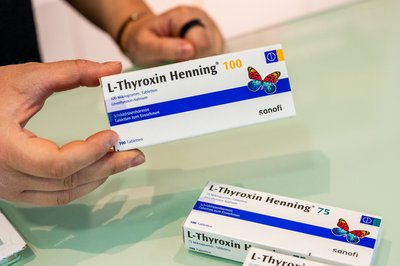 L-Thyroxin ersetzt die Schilddrüsenhormone, die dem Körper fehlen. 