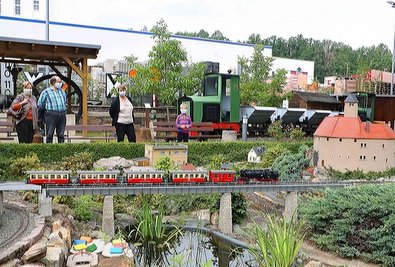 Auf der Anlage im Garten des Museums können Interessierte ihre Bahnen fahren lassen oder anderen beim Fahren zusehen.