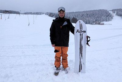 Steven Busch hat seine Firma in Oberwiesenthal und nutzte die Chance, sich am Montag vor der Arbeit vom Linienbus auf den Fichtelberg bringen zu lassen. Anschließend genoss er die Abfahrt auf seinem Snowboard. Für richtigen Skibetrieb liege aber einfach noch nicht genug Schnee, schätzte der Erzgebirger ein.