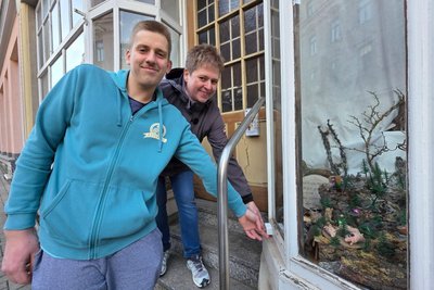 Sixtina Michael und ihr Sohn Maurice aus Adorf haben die Wichtelwelt im Schaufenster der Hohe Straße 25 in Adorf wieder zum Leben erweckt. Gestartet wird sie per Knopfdruck.