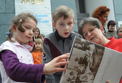 
              <p class="artikelinhalt">Mit sechs Veranstaltungen haben die 18. Tage der jüdischen Kultur begonnen. Am Sonntag informierten sich 80 Kinder und Eltern in der Synagoge über das Gemeindeleben: Gemeindemitglied Renate Aris ließ sich auch von Theodor und Nomi Jans ausfragen. </p>
            