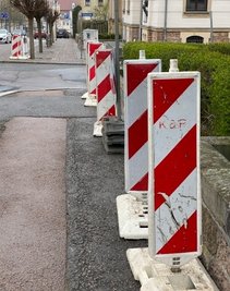Für den Ausbau der Schulstraße in Frankenberg stehen die Absperrungen schon bereit.