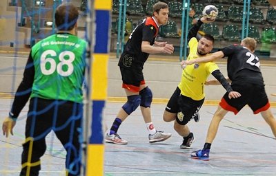 Benjamin Päßler vom HCAB II (gelbes Trikot) führt bereits die Mannschaft und erzielte gegen den ZHC Grubenlampe III vier Tore. 