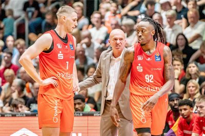 Jonas Richter (links) und sein Trainer Rodrigo Pastore (hinten, hier mit Neuzugang Jaron Johnson) beim Spiel der Niners am vergangenen Wochenende gegen Ulm.