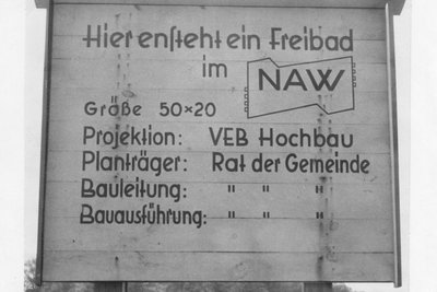 Das Bad wurde in den 1960er-Jahren im Rahmen der Kampagne „Nationales Aufbauwerk“ (NAW) gebaut.