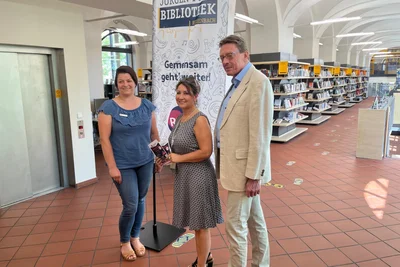 Bibliotheksleiterin Lisa Lemberg (links), Katrin Jaritz und Oberbürgermeister Henry Ruß stellten den neuen Veranstaltungsbereich vor.