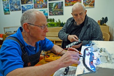 Matthias Looß und Ronald Klitzsch, v. l. bauen ein Eisenbahn-Diorama.