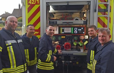 Wehrleiter Enrico Zschocke (2. v. links), Ronny Voigt (l.), Martin Seifert (Mitte), Tobias und Andreas Naumann (r.) freuen sich über ihr neues Einsatzfahrzeug. 