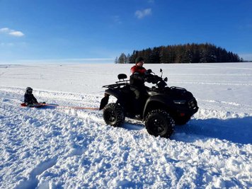 Moritz ließ sich von seinem Papa per Quad durch den Schnee ziehen. 