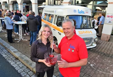 Michelle Schmidt und René Köhler an ihrer besonderen Ausschankstation am Autohaus Los, einem Barkas B-1000, 11. Rochlitzer Händlerherbst.
