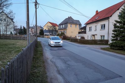 Seit Jahrzehnten wird die Fahrbahn nur geflickt, jetzt wäre für 325 Meter ein grundhafter Ausbau möglich.