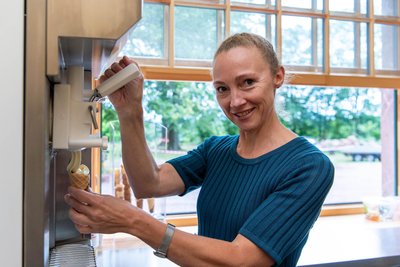 Das Café Waldschlösschen auf dem Rochlitzer Berg: Claudia Fröhlich-Keucher an der Softeismaschine.