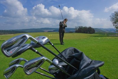 
              <p class="artikelinhalt">Tobias Schulze gehört zu den Leuten, die in Bad Schlema schon üben. Bis der Golfplatz eingeweiht wird, muss er sich allerdings noch einige Monate gedulden. </p>
            