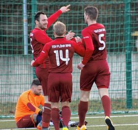 Wieder in der Spur: Markus Zamzelli (l.) hatte mit seinem 3:1 gegen Hartmannsdorf die Weichen auf Sieg gestellt. Franz Schwarz (r.) und Florian Berger jubeln mit dem zweifachen Torschützen.